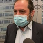 Lombardia, Usuelli si inginocchia in Consiglio Regionale: “I leghisti mi hanno dato monetine”