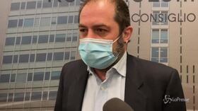 Lombardia, Usuelli si inginocchia in Consiglio Regionale: “I leghisti mi hanno dato monetine”