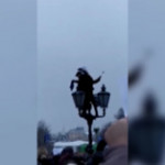 Russia, manifestanti pro Navalny sventolano scopini del WC e biancheria intima