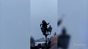 Russia, manifestanti pro Navalny sventolano scopini del WC e biancheria intima