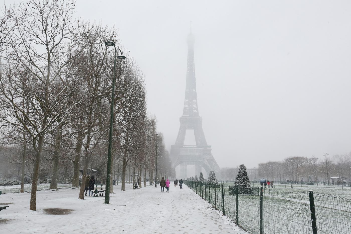 Covid: coprifuoco non basta a fermare il virus, Francia valuta nuovo lockdown rigido Covid: coprifuoco non basta a fermare il virus, Francia valuta nuovo lockdown rigido