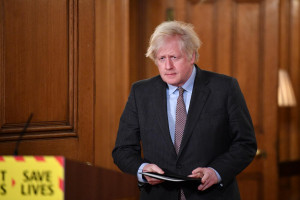 Il primo ministro Boris Johnson ad un briefing con i media a Downing Street a Londra