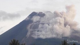 Indonesia, il vulcano Merapi torna a eruttare lava