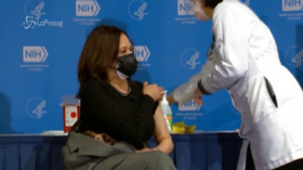 Usa, Kamala Harris riceve la seconda dose di vaccino anti Covid in diretta TV