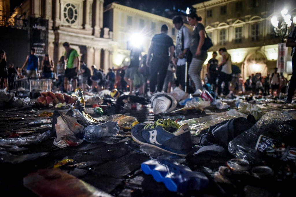 Galleria foto 'Piazza San Carlo, le immagini del 3 giugno 2017: la folla, il caos, i feriti – FOTOGALLERY' - foto 7