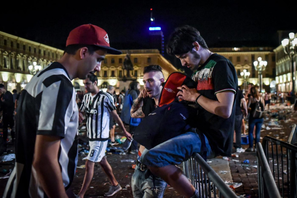 Galleria foto 'Piazza San Carlo, le immagini del 3 giugno 2017: la folla, il caos, i feriti – FOTOGALLERY' - foto 3