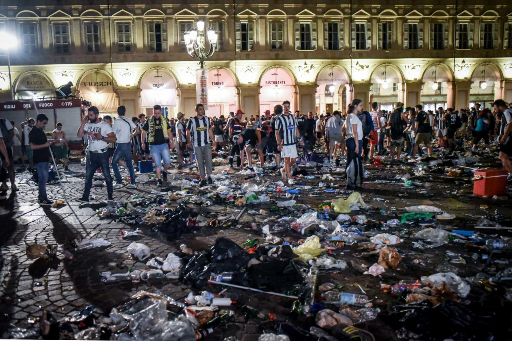 Galleria foto 'Piazza San Carlo, le immagini del 3 giugno 2017: la folla, il caos, i feriti – FOTOGALLERY' - foto 5