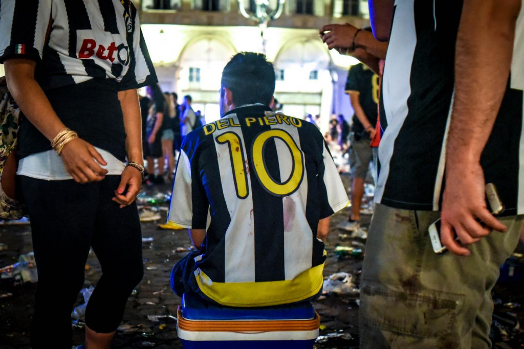 Galleria foto 'Piazza San Carlo, le immagini del 3 giugno 2017: la folla, il caos, i feriti – FOTOGALLERY' - foto 4