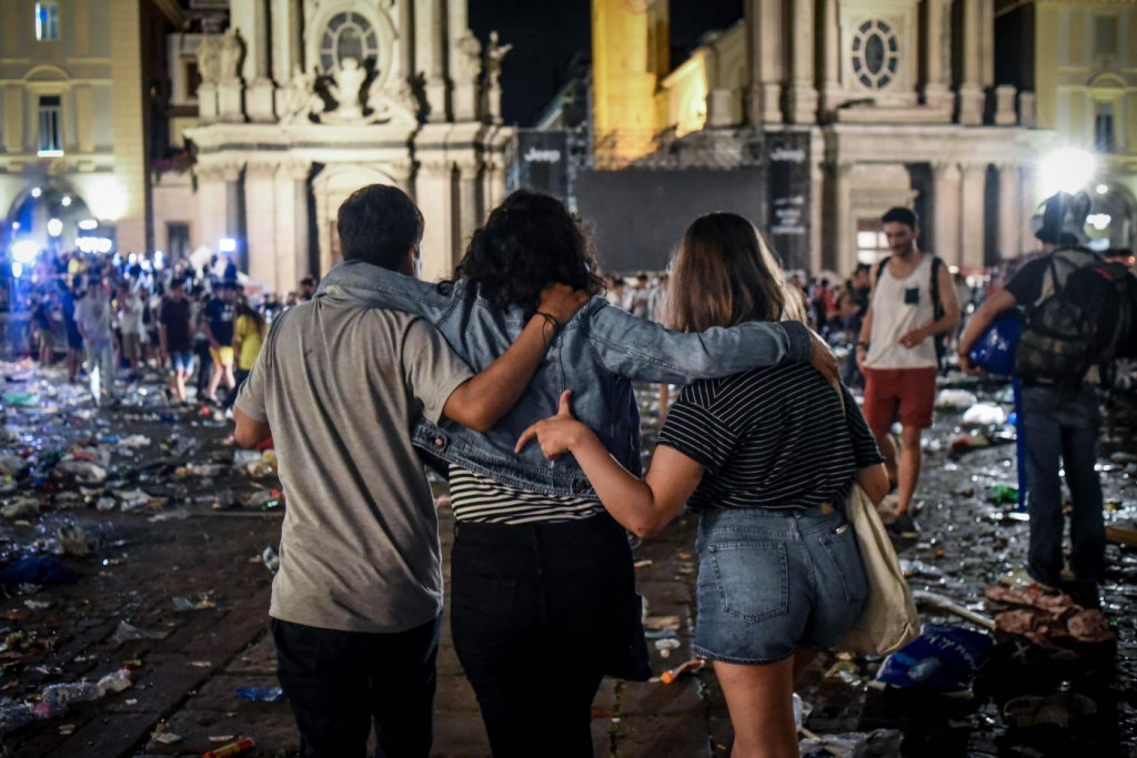 Galleria foto 'Piazza San Carlo, le immagini del 3 giugno 2017: la folla, il caos, i feriti – FOTOGALLERY' - foto 2