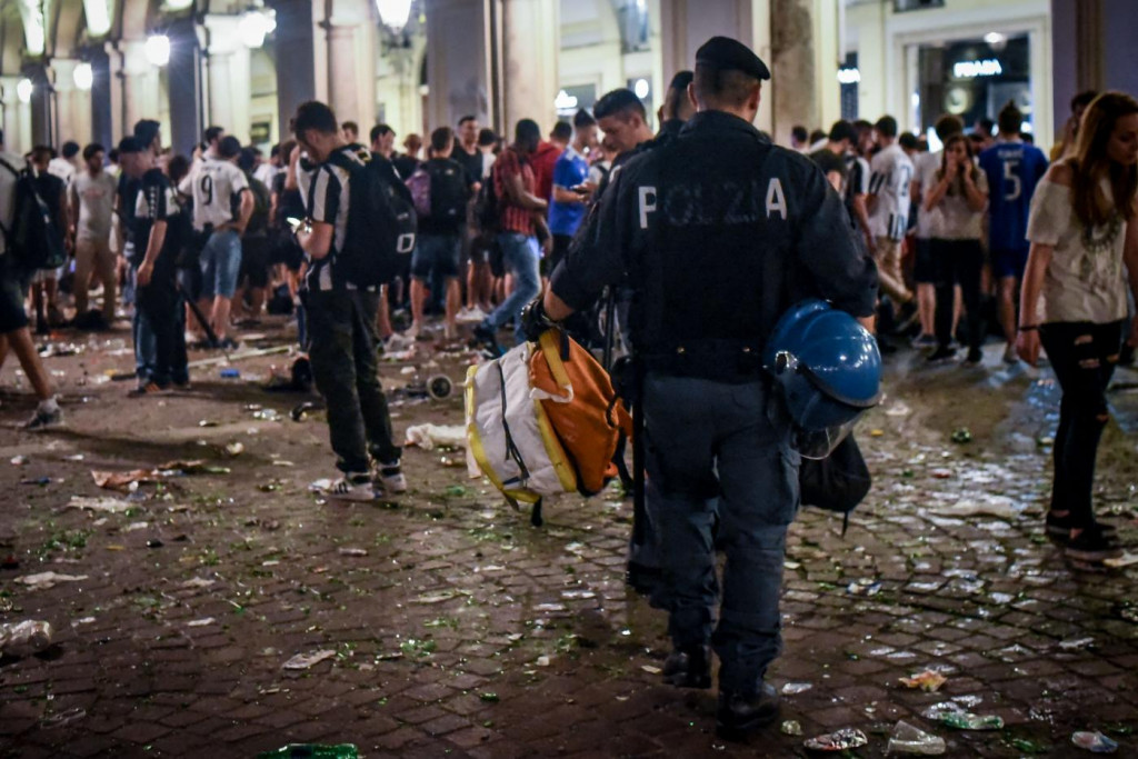 Galleria foto 'Piazza San Carlo, le immagini del 3 giugno 2017: la folla, il caos, i feriti – FOTOGALLERY' - foto 6