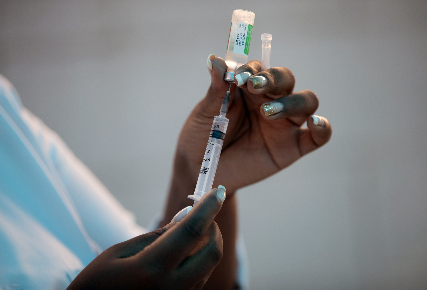 Vaccini, braccio di ferro Ue-AstraZeneca: Bruxelles vuole dosi dagli impianti della Gran Bretagna