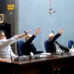 VIDEO –  Votano bilancio con saluto romano nella Giornata della Memoria