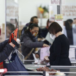 Il report dell’Iss: solo una regione a rischio alto. Indice Rt in discesa a 0,84