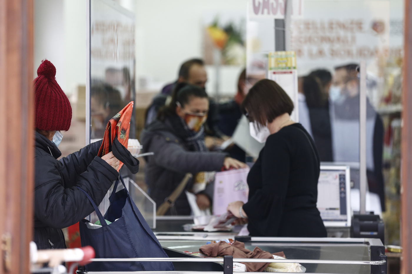 Il report dell’Iss: solo una regione a rischio alto. Indice Rt in discesa a 0,84