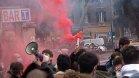 Scuola, gli studenti sfilano a Roma: “Fateci rientrare a scuola in sicurezza”