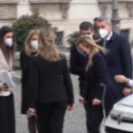 Crisi, Giorgia Meloni al Quirinale con le stampelle: “È la rappresentazione del Conte ter. Un governo zoppo…”