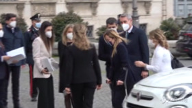 Crisi, Giorgia Meloni al Quirinale con le stampelle: “È la rappresentazione del Conte ter. Un governo zoppo…”