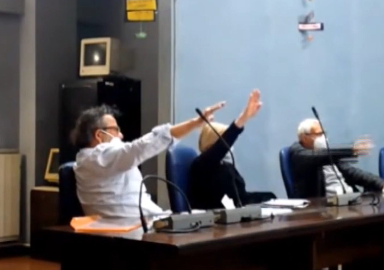 Voto con saluto romano, indagati tre consiglieri comunali di Cogoleto