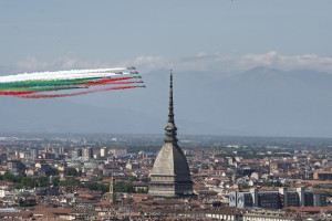 Frecce Tricolori sopra Torino, omaggio alle vittime Covid e alla Repubblica