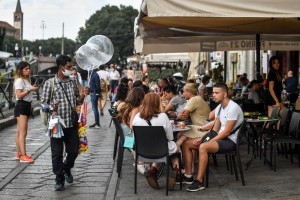 Coronavirus a Milano, torna obbligo di mascherina dalle 18 alle 6 nei luoghi di assembramento