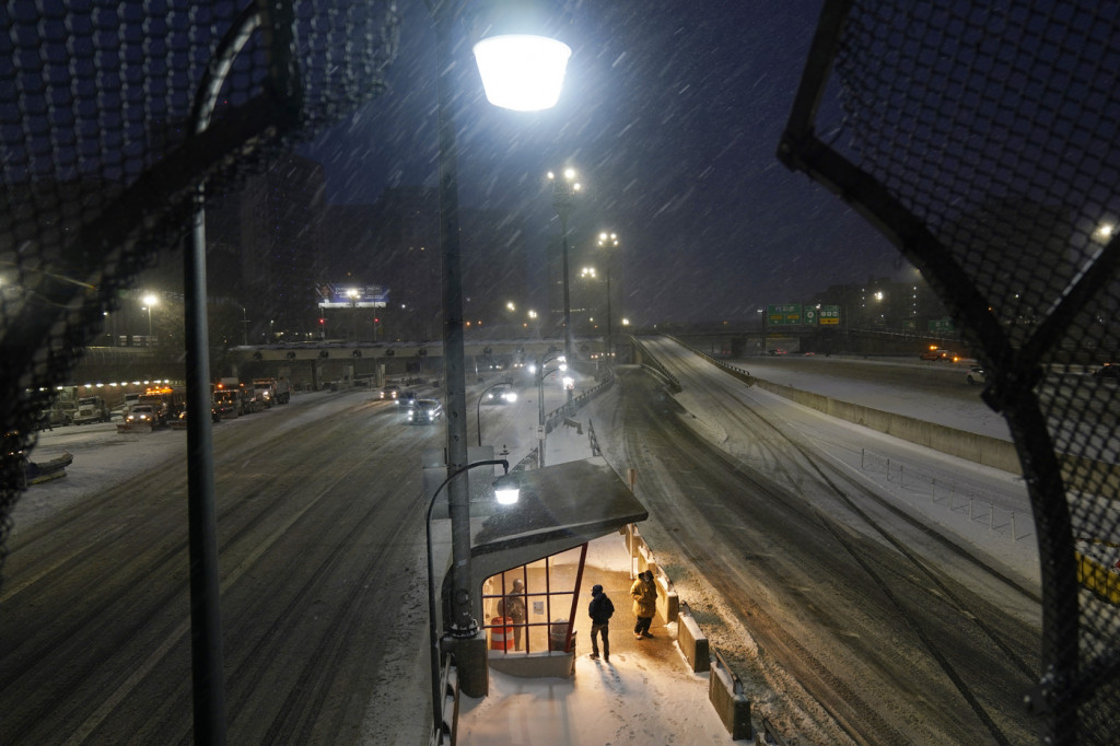 Galleria foto 'Super nevicata a New York: le persone sciano in centro città – FOTOGALLERY' - foto 12