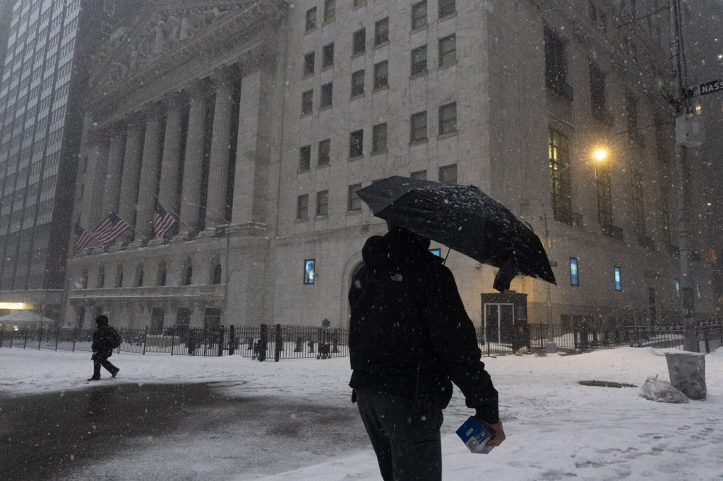 Galleria foto 'Super nevicata a New York: le persone sciano in centro città – FOTOGALLERY' - foto 8