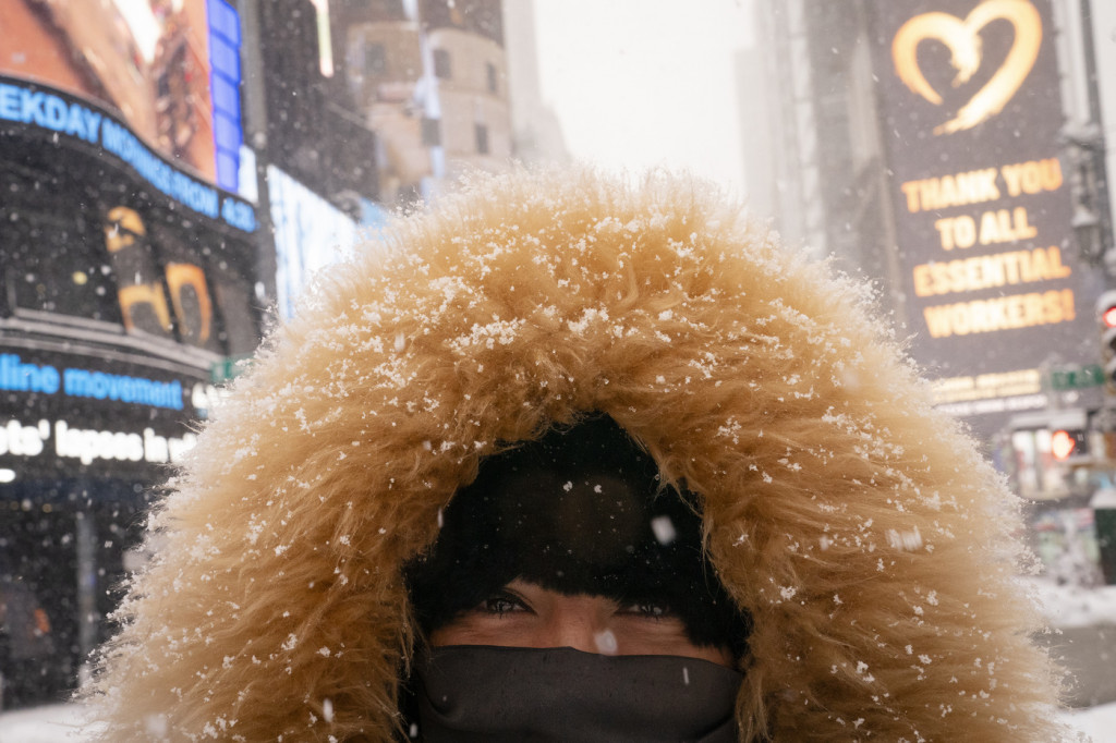 Galleria foto 'Super nevicata a New York: le persone sciano in centro città – FOTOGALLERY' - foto 13