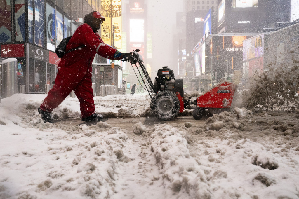 Galleria foto 'Super nevicata a New York: le persone sciano in centro città – FOTOGALLERY' - foto 14