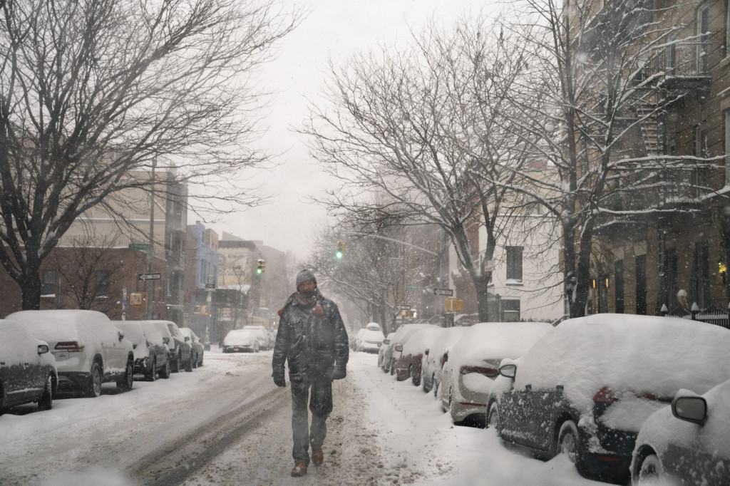 Galleria foto 'Super nevicata a New York: le persone sciano in centro città – FOTOGALLERY' - foto 16