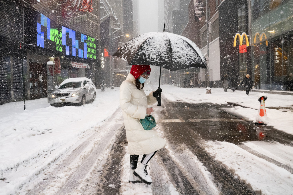 Galleria foto 'Super nevicata a New York: le persone sciano in centro città – FOTOGALLERY' - foto 3