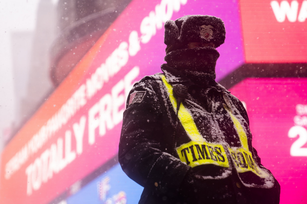 Galleria foto 'Super nevicata a New York: le persone sciano in centro città – FOTOGALLERY' - foto 6