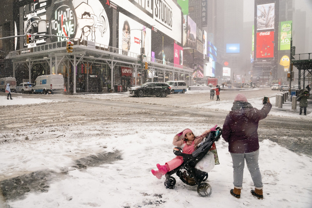 Galleria foto 'Super nevicata a New York: le persone sciano in centro città – FOTOGALLERY' - foto 5