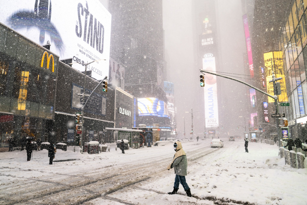Galleria foto 'Super nevicata a New York: le persone sciano in centro città – FOTOGALLERY' - foto 2