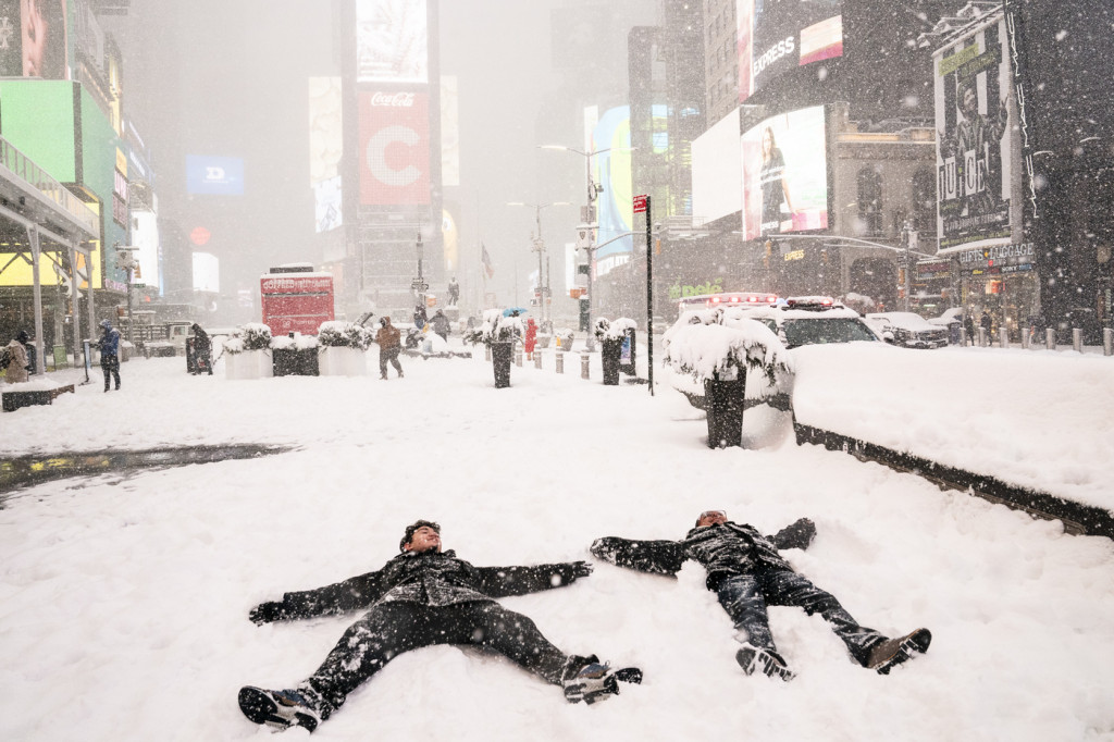 Galleria foto 'Super nevicata a New York: le persone sciano in centro città – FOTOGALLERY' - foto 10