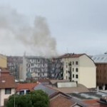 Milano, rogo in un appartamento: lingue di fuoco fino al tetto