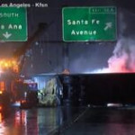 California, tempesta sull’autostrada: un camion si ribalta e si ferma prima del precipizio