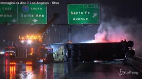 California, tempesta sull'autostrada: un camion si ribalta e si ferma prima del precipizio