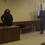 Russia, la moglie di Navalny condannata a pagare una multa: l’uscita dal tribunale