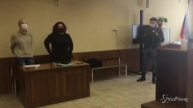 Russia, la moglie di Navalny condannata a pagare una multa: l'uscita dal tribunale