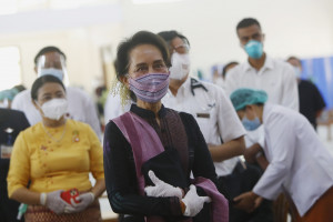 Myanmar, Aung San Suu Kyi assiste alle prime vaccinazioni anti-Covid fatte agli operatori sanitari