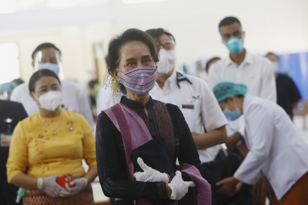 Myanmar, Aung San Suu Kyi assiste alle prime vaccinazioni anti-Covid fatte agli operatori sanitari