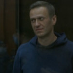 Navalny condannato a tre anni e mezzo: l’oppositore assiste alla lettura del verdetto