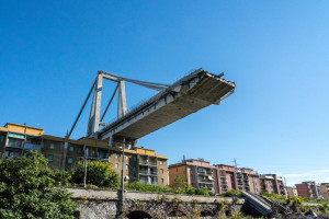 Sopralluogo al limite della zona rossa sotto il Ponte Morandi a Genova