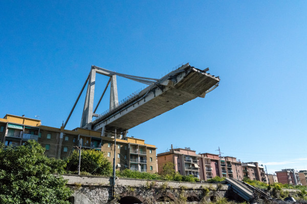 Sopralluogo al limite della zona rossa sotto il Ponte Morandi a Genova