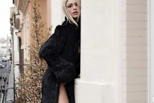 Sotto la pelliccia niente, Martina Stella e l’affaccio sexy su via del Corso