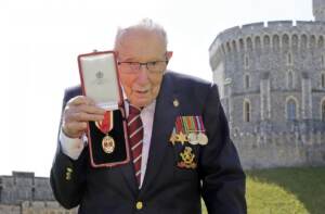 Captain Tom Moore dies aged 100