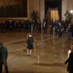 Usa, Joe Biden rende omaggio al poliziotto morto durante scontri Capitol Hill