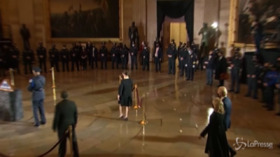 Joe Biden rende omaggio al poliziotto morto durante scontri Capitol Hill