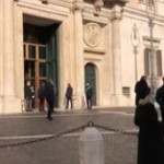 Governo, Draghi lascia la Camera dopo l’incontro con Fico