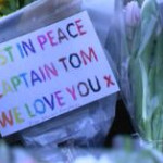 Gran Bretagna in lutto per capitan Moore, fiori e bigliettini vicini a casa sua